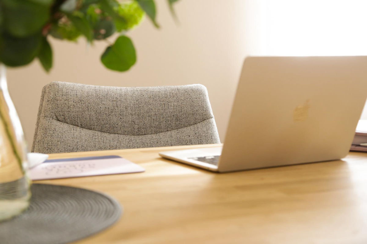 Schreibtisch mit Laptop - Sylvia Hübner