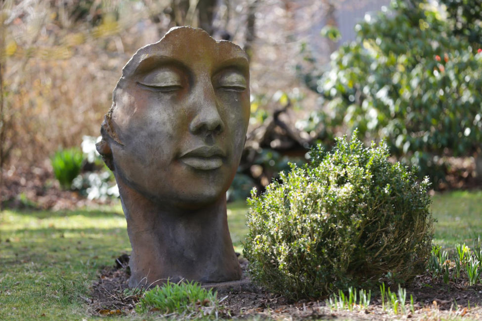 Kunst Büste im Garten - Praxis Sylvia Hübner